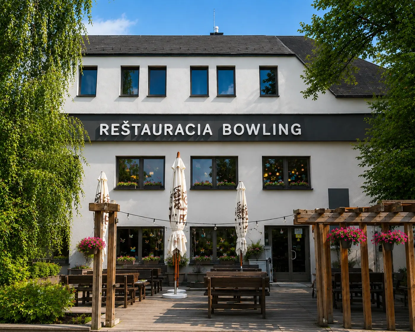 Exteriér Reštaurácie Bowling v polyfunkčnom objekte Harmónia